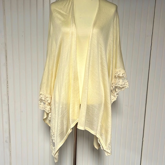 Accessories - Cream colored shawl with lace detail